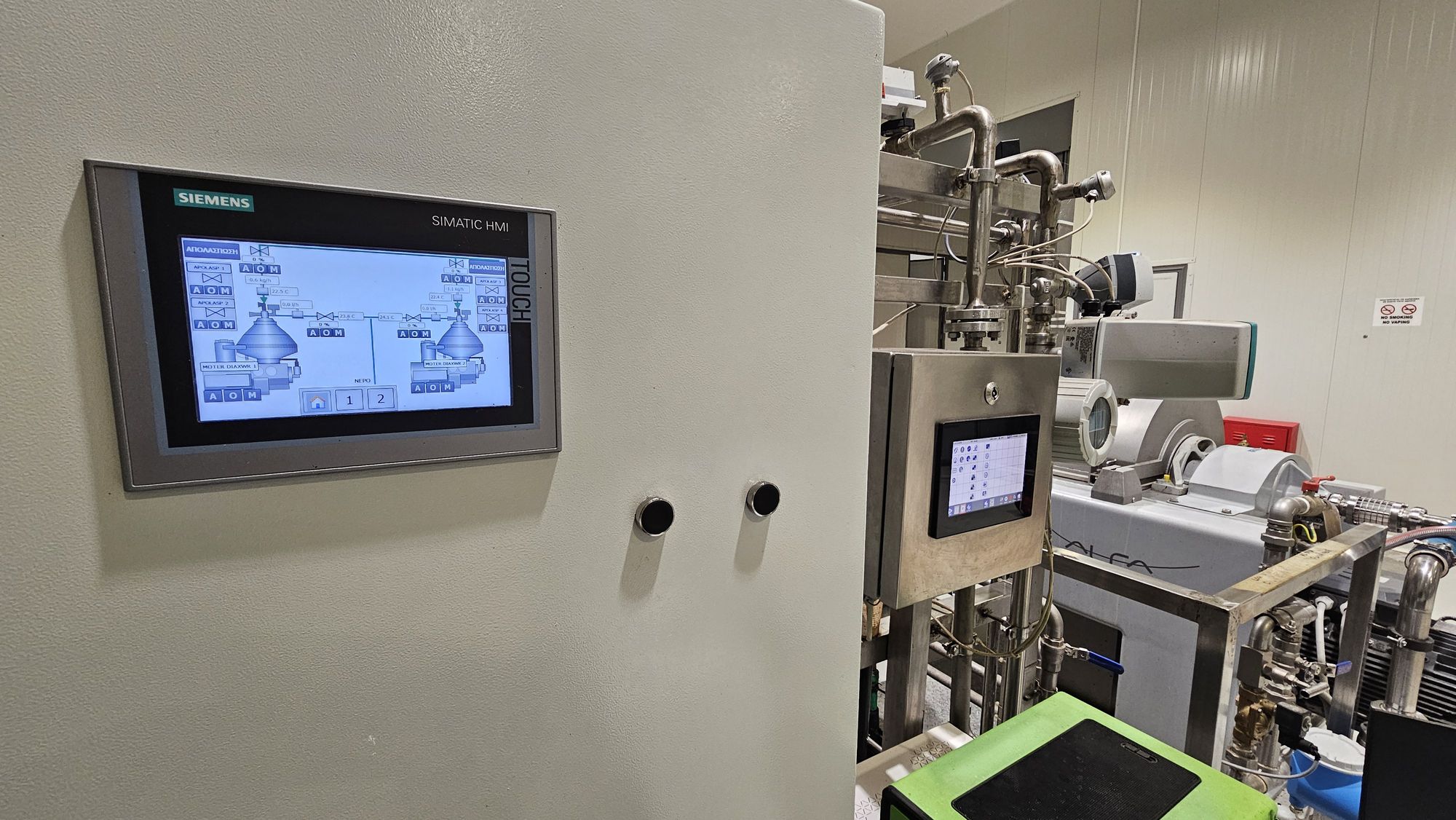 Οθόνη Siemens SIMATIC HMI δίπλα στους διαχωριστήρες